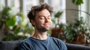 homem meditando método Buddhi