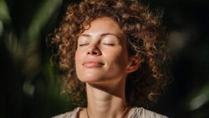 mulher meditando método Buddhi